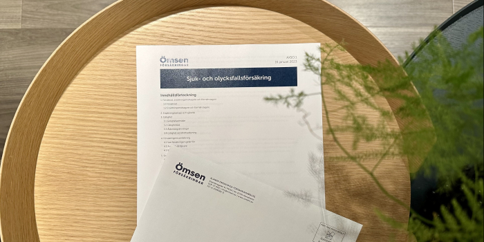 Papper som ligger på ett bord