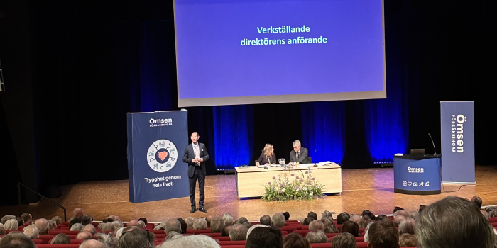 Vd Thomas Lundberg står på scen 