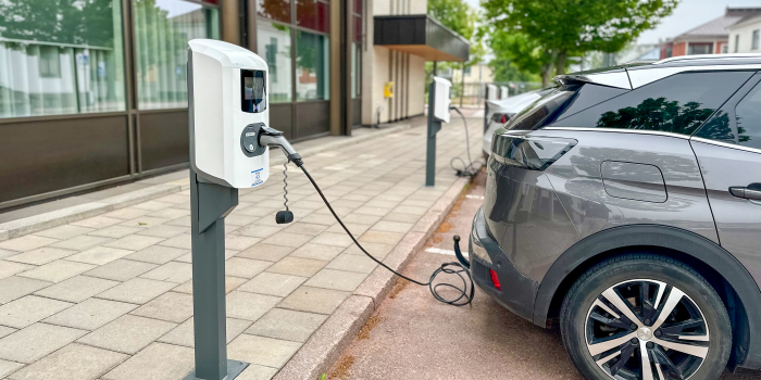 Laddstation med en bil som laddar 