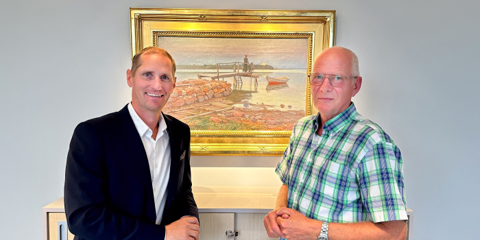 Thomas Lundberg och Kjell Ekström framför konstverket Bryggan av Elin Danielsson-Gambogi