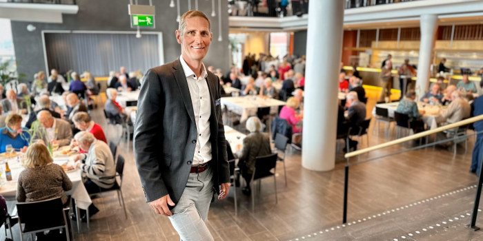 Thomas Lundberg står framför en grupp människor på vår bolagsstämma på Alandica