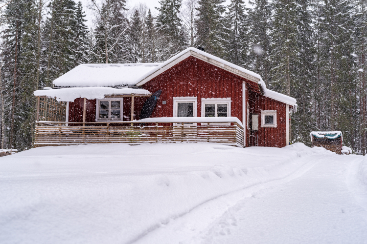 Hus med snö på tak