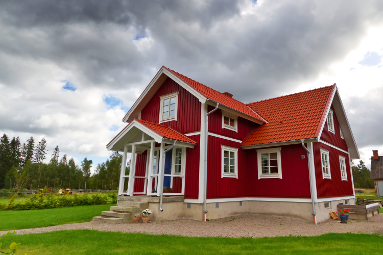 Rött hus med vita knutar