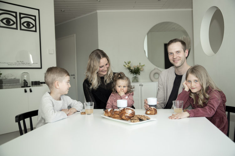 Familj runt ett köksbord