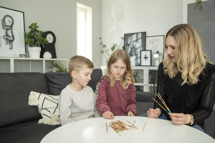 Familj sitter i vardagsrum