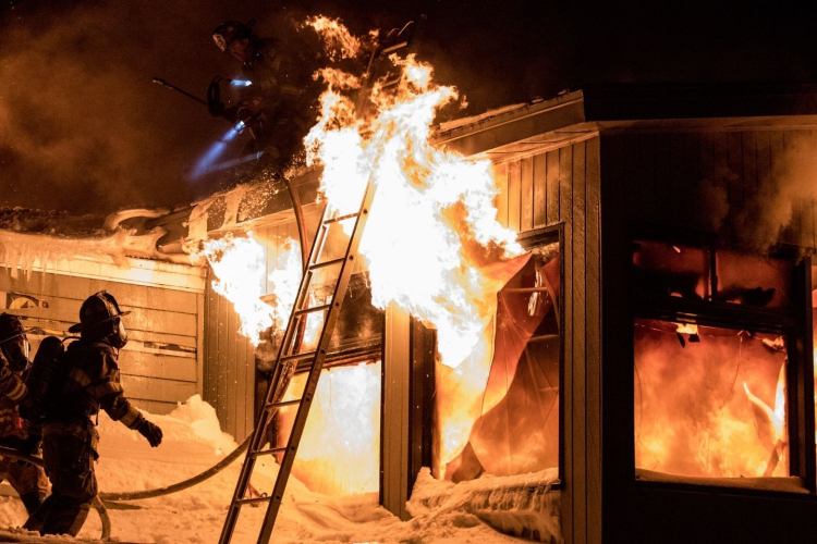 Brandmän släcker brand i hus