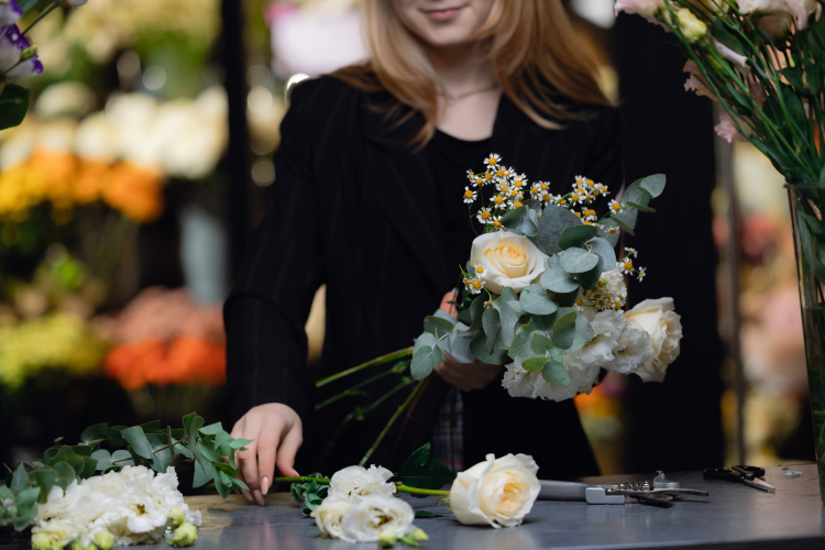 Kvinna binder blombukett