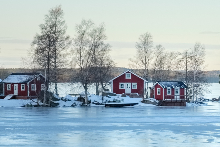 Stuga i vintermiljö