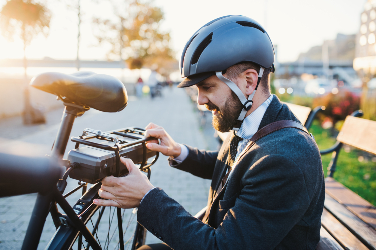 Man justerar sitt batteri på sin elcykel