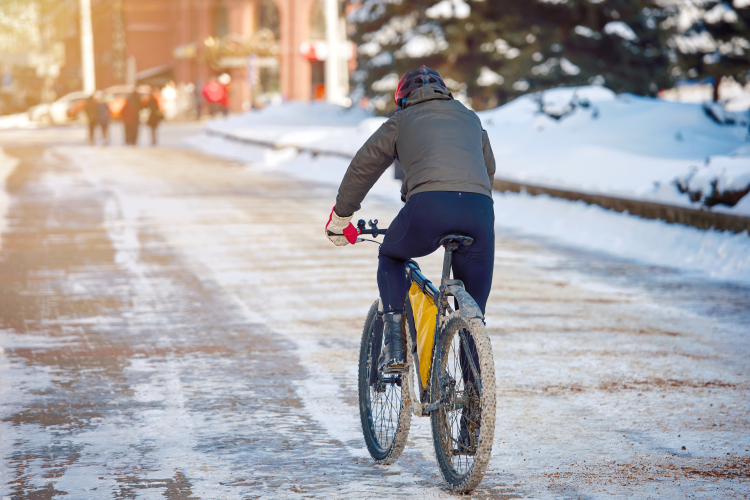 Cyklist på vinterväg
