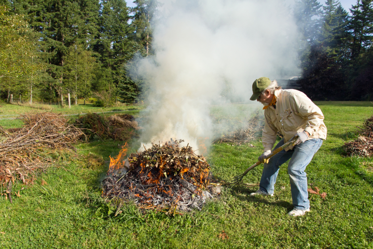 En man som eldar utomhus