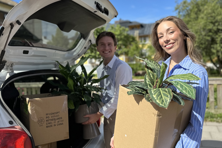 Glada ungdomar som packar bilen