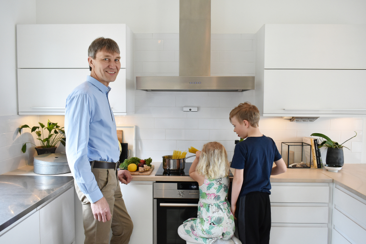Robert i ett kök tillsammans med två barn