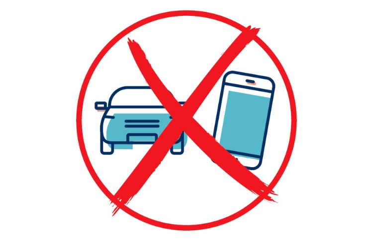 Ett kryss framför två ikoner av en bil och en telefon 