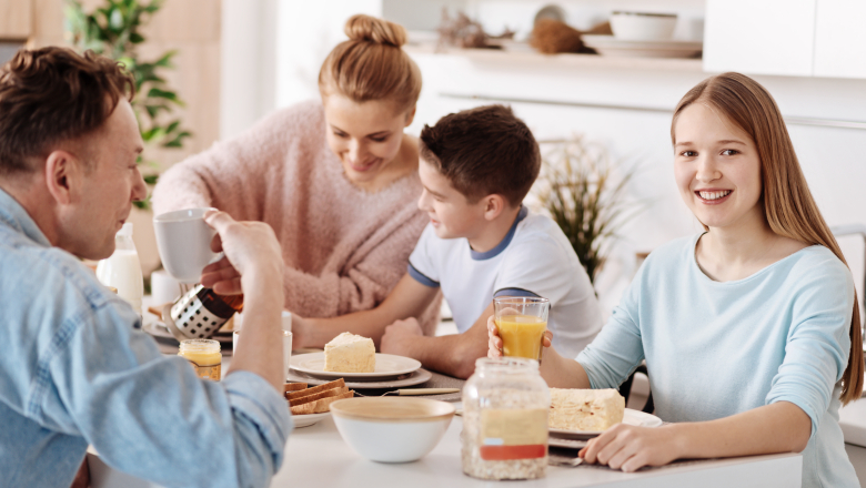 Familj sitter vid köksbord