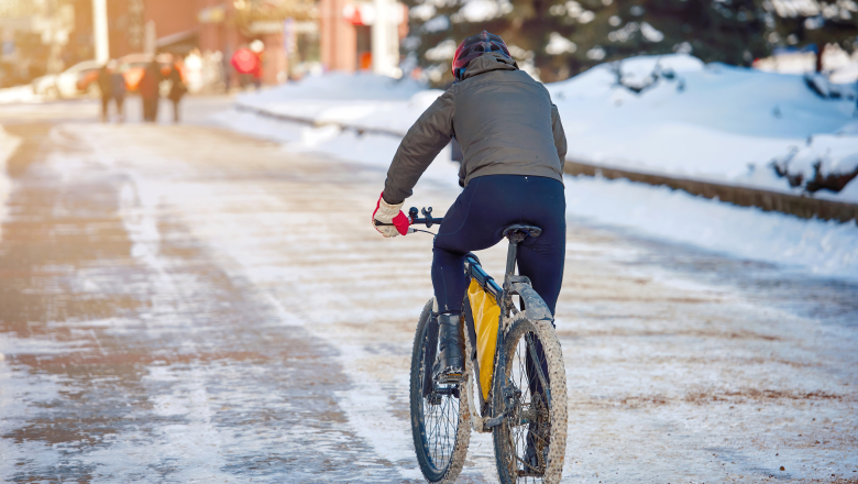 Cyklist på vinterväg
