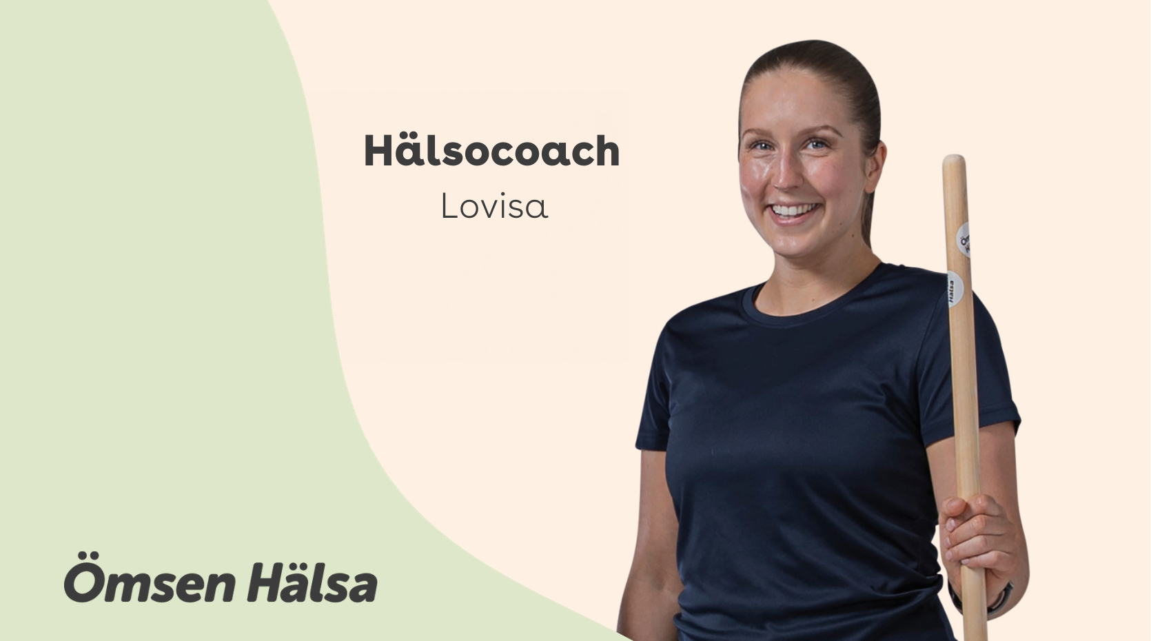 Hälsocoach Lovisa står med en träningspinne i handen