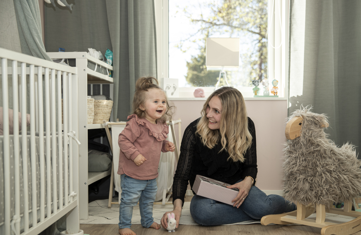 Mamma och dotter i ett barnrum