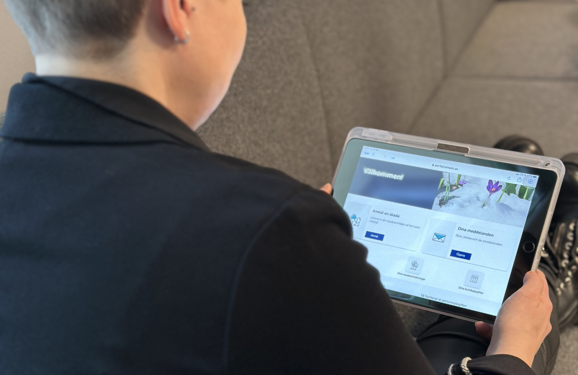 Kvinna tittar på datorskärm
