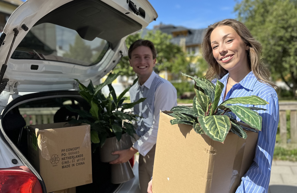 Glada ungdomar som packar bilen