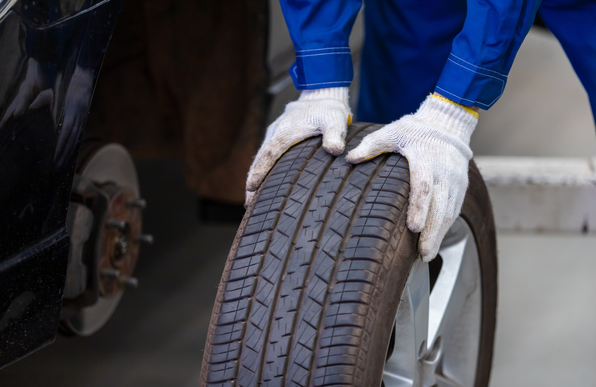Händer som håller i ett däck
