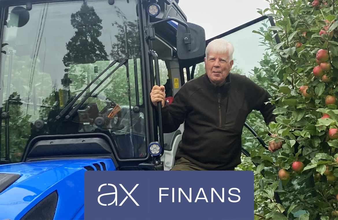 Man står vid en traktor